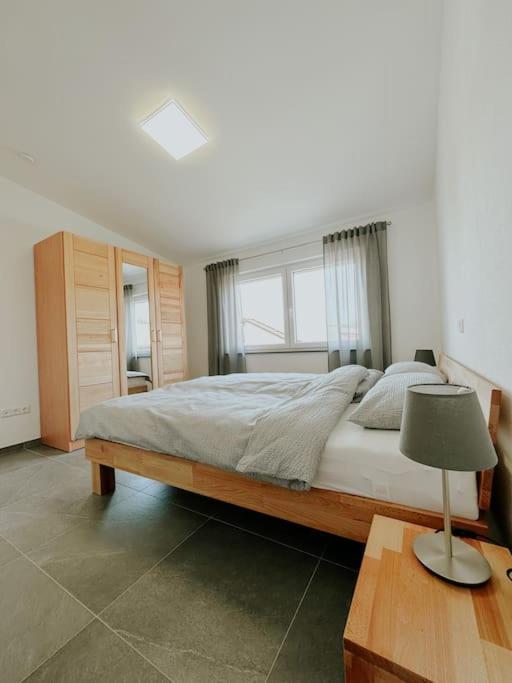 Apartment 100 Qm Im Weindorf - Balkon/Garage Aspisheim المظهر الخارجي الصورة