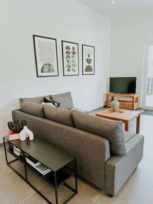 Apartment 100 Qm Im Weindorf - Balkon/Garage Aspisheim المظهر الخارجي الصورة