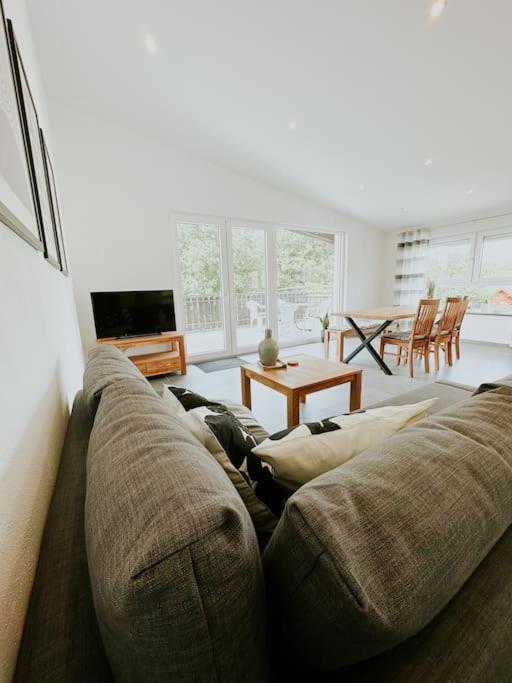 Apartment 100 Qm Im Weindorf - Balkon/Garage Aspisheim المظهر الخارجي الصورة