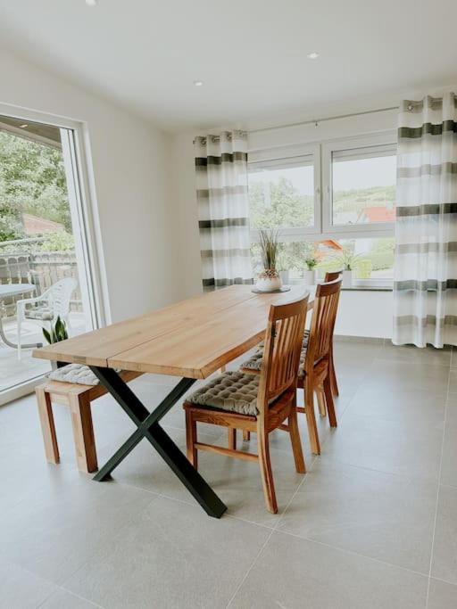 Apartment 100 Qm Im Weindorf - Balkon/Garage Aspisheim المظهر الخارجي الصورة